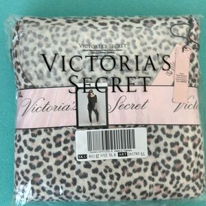 Victorias Secret Knit Crewneck & Jogger Set Cream & Gray Cheetah Print S…